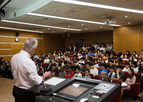  9. Delivering ‘the path to the Nobel Prize’ for those dreaming of becoming future scientists Special Guest Lecture by Professor Richard J. Roberts, Nobel Prize recipient in Physiology or Medicine  The Korea University Graduate School, College of Life Sciences and Biotechnology; BK21 PLUS (Brain Korea 21 Program for Leading Universities & Students) Project for Creative Human Resources Development in Life Sciences; BK21 PLUS Project for Biotechnology Institutes; and BK21 PLUS Project for Eco-Leader Development hosted a lecture by Professor Richard John Roberts at 11a.m. on Friday, September 8 in the assembly hall of Hana Square. Professor Roberts received the 1993 Nobel Prize in physiology or medicine, and is a chair professor at Northeastern University, Boston, USA. On this day, Dr. Roberts spent time with the KU students talking about “the path to the Nobel Prize.”  During his lecture, Professor Roberts explained his own course of life that led him to receiving the Nobel Prize. While reflecting on his childhood, he recalled that he was full of curiosity and that he loved puzzles, saying: “My parents supported my curiosity and love of puzzles.” He went on to explain that scientific research is much like puzzles.   When talking of his experiences at Sheffield University, Professor Roberts told a story of how he, who had an interest in chemistry and who dreamed of becoming a detective who resolves problems, entered into the world of scientific research. He introduced Professor Kazu Kurosawa as his true mentor, through whom he began to dream of becoming a molecular biologist. He told the assembled students that they should read books, listen to lectures, and find what they really want to do in life. He said that once they find what they really want to do in life, they should hold on to it decisively; he also encouraged them not to fear change.   Professor Roberts worked at Cold Spring Harbor Laboratory under Dr. J.D. Watson from 1972 to 1992, eventually reaching the position of Assistant Director. He started working on newly discovered Type II restriction enzymes in 1972, and discovered and analyzed more than 100 enzymes over the next few years. Professor Roberts and his research team cloned the genes of various restriction enzymes and other similar methylases, and the study of such enzymes has been the focus of their major research topics.   While explaining the process of his own research, Professor Roberts told the students “Don’t be afraid of failure.” Although many students are afraid of failure, he opined that failing only means that ‘nature is trying to tell us something’ and that in itself is a great learning. Professor Roberts received the Nobel Prize in physiology or medicine in 1993, but he said that he never conducted research to receive the prize. He was only researching day and night on something that he was passionate about and it eventually led to the prize. He reiterated that, just as he has done, students should also find something that they are interested in and that they can engage in passionately.   Towards the end of the lecture, Professor Roberts talked about ‘the importance of luck’ and said that many people often ignore the importance of luck; however, according to Dr. Roberts, when luck happens, one should make use of it without feeling guilty. He introduced six major events that occurred in his life, and said that meeting Professor Kazu Kurosawa and choosing Harvard were the lucky choices that he had made.   Lastly, Professor Roberts thanked those who had helped him to deliver his lecture at KU. In the following Q&A session, students asked questions regarding ‘the fourth industrial revolution,’ ‘GMOs,’ and ‘the field of research,’ to which Professor Roberts responded to passionately.   