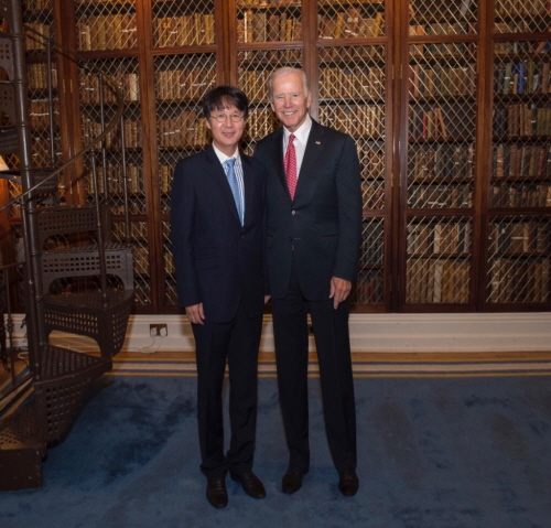  Prof. Sang Won Lee (left), Director of the Center for ProteoGenome Research (CPGR), and former US Vice President Joe Biden (right)