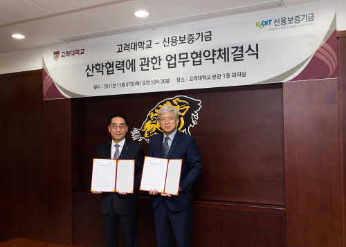  Rok Whang (left), KODIT Chairman and CEO and Jaeho Yeom (right), KU President after signing the MoU