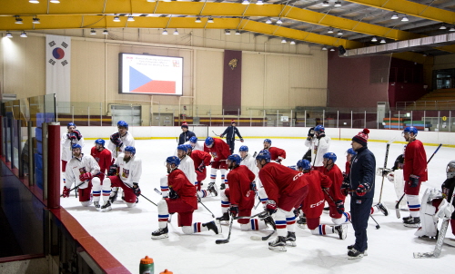 체코 국가대표 아이스하키팀이 고려대 아이스링크에서 훈련하고 있다.
