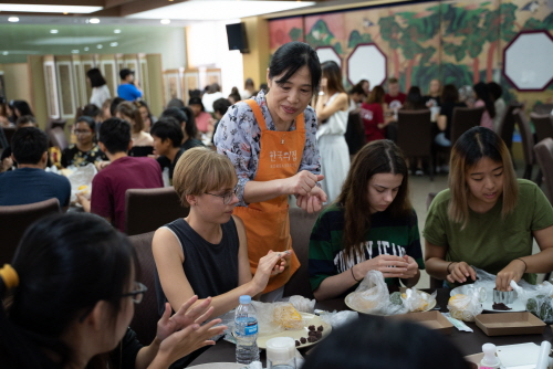 국제하계대학 학생들, 한국 음식 직접 만들며 문화 체험