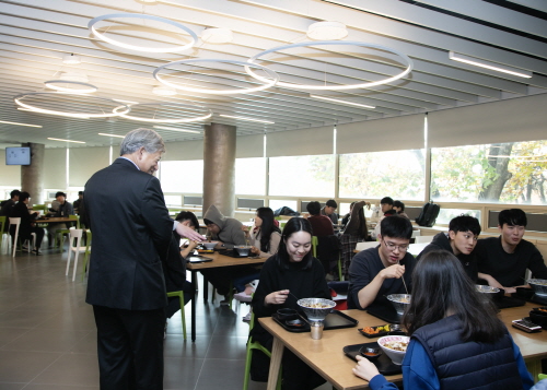 염재호 총장이 새롭게 선보인 애기능 학생식당에서 학생들과 담소를 나누고 있다