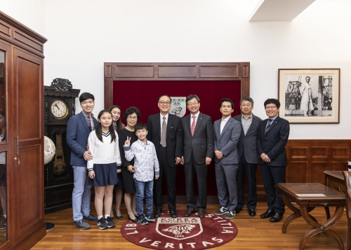 김진식 교우 가족과 정진택 총장이 기념촬영을 하고 있다