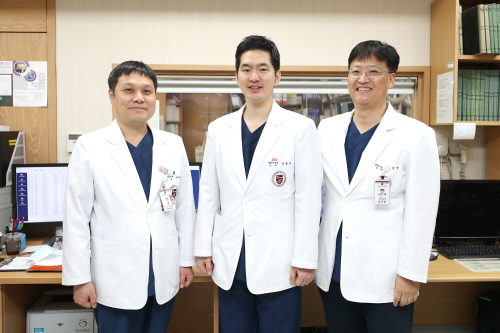 우측부터 심혈관센터 김진원, 강동오 교수, 핵의학과어재선교수