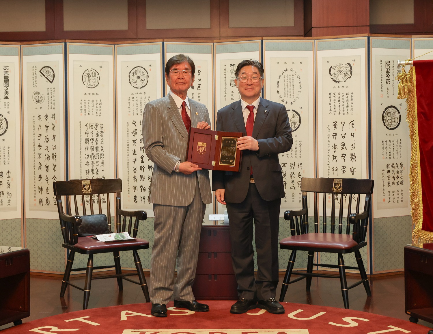- 김동원 고려대 총장(오른쪽)과 최상영 영스틸(주) 회장이 기념 사진을 찍고 있다. 