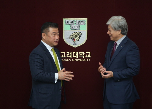한국JP모간 임석정 대표(좌)와 염재호 고려대 총장(우)