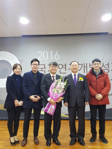 학생들과 수상 기쁨을 나누는 김종승 교수