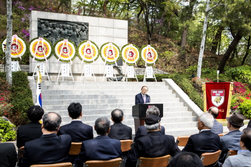 박규직 4월혁명고대 회장이 기념사를 하고 있다