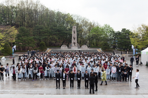 419수유민주묘역 참배하는 고려대 학생들