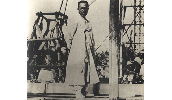 Construction of the Main Building , Kim Sung-soo stading in front of the Main Building construction site