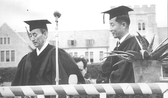 An honorary doctorate is awarded to Chief Justice of Korea Kim Byung-ro.