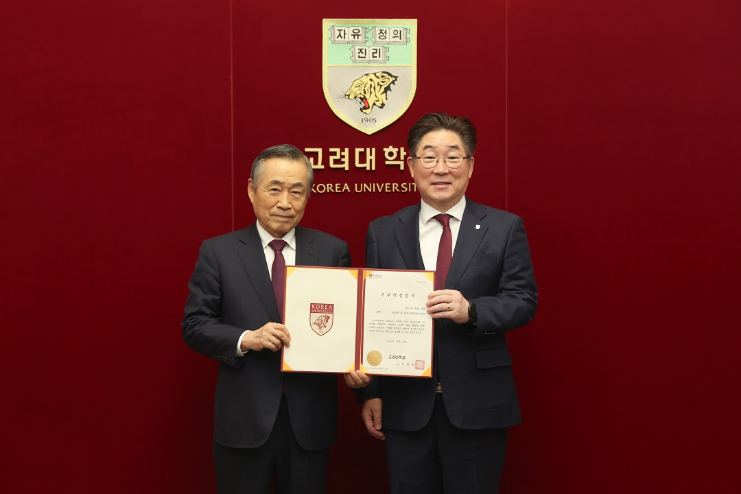 박기석 (주)시공테크 회장과 김동원 총장(오른쪽)이 기념 사진을 찍고 있다.