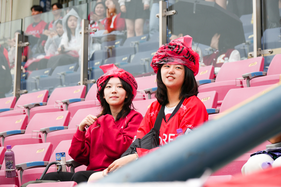 응원하는 여학생 2명 응원하는 여학생 2명