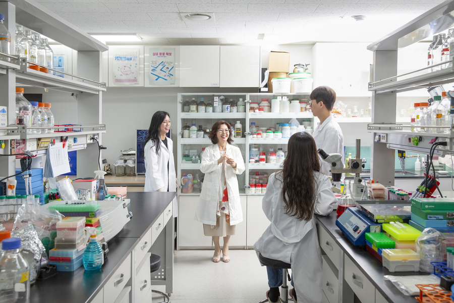 연구원들과 백자현 교수