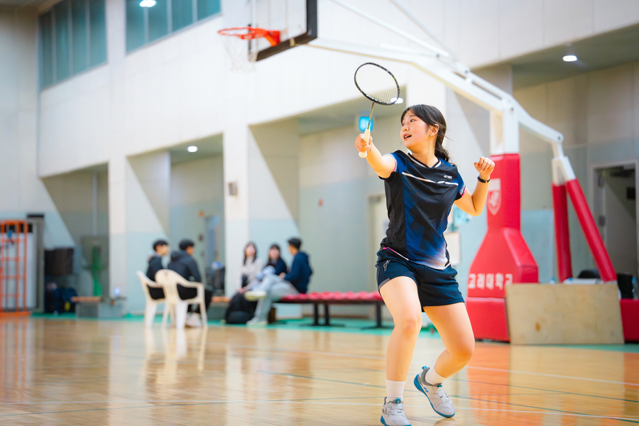 리시브 준비하는 여학생