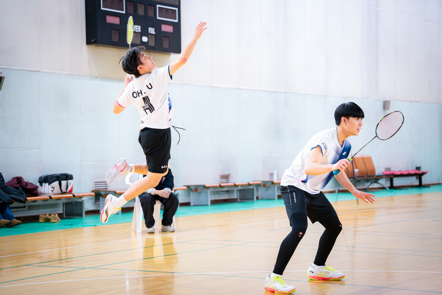 스파이크를 준비하는 남학생