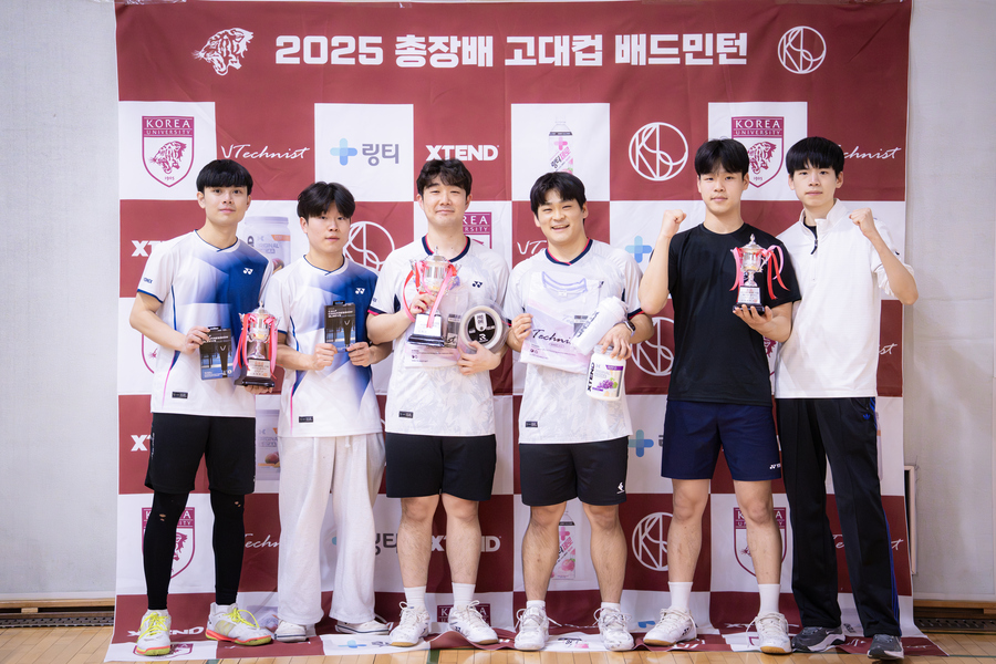 고대컵 포토월 앞에 선 남학생 6명