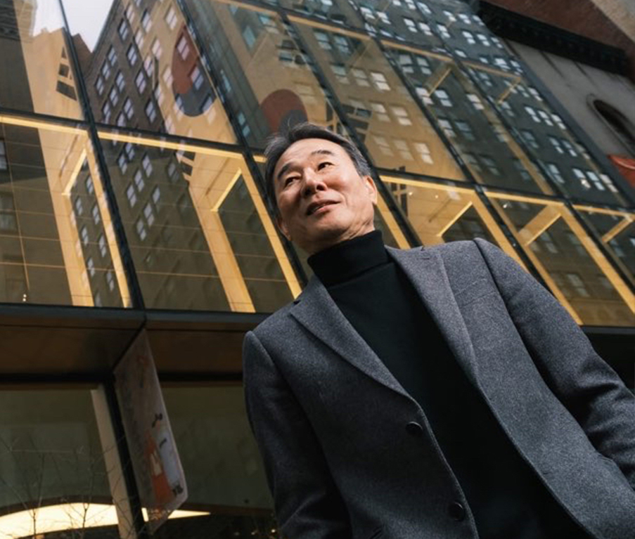 뉴욕 맨해튼 중심에 위치한 뉴욕한국문화원 신청사 앞에 선 김천수 원장