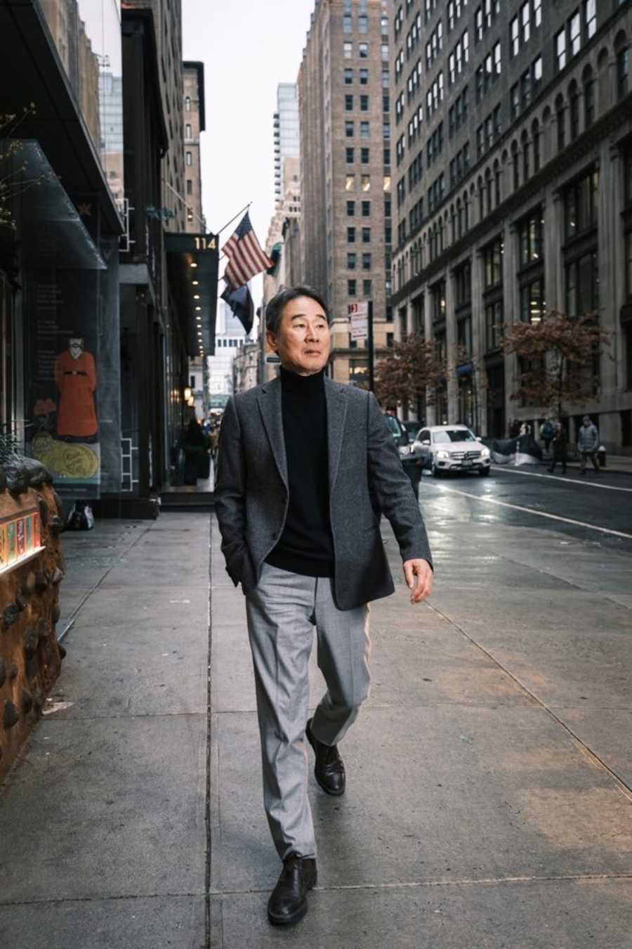 뉴욕 거리를 걷고 있는 김천수 원장의 모습
