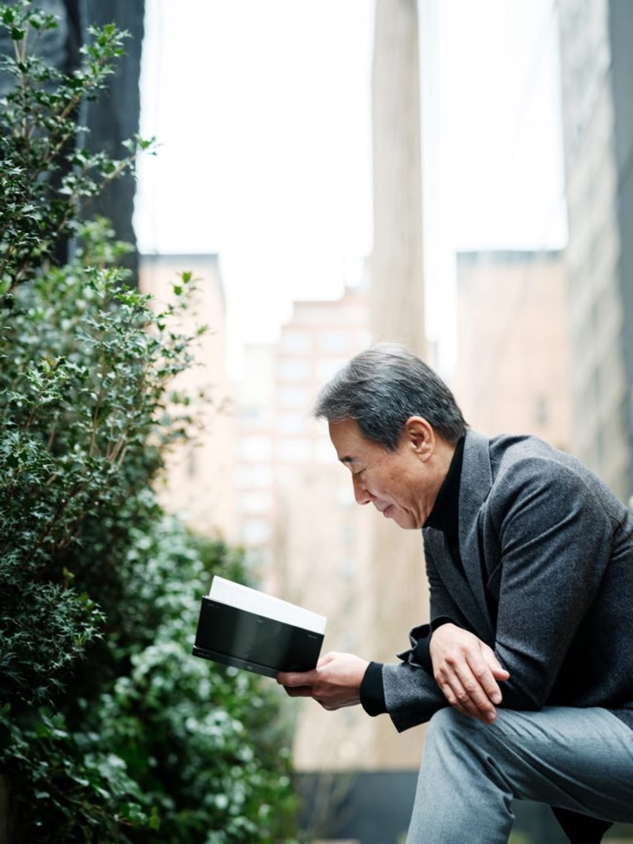 책을 읽는 김천수 원장