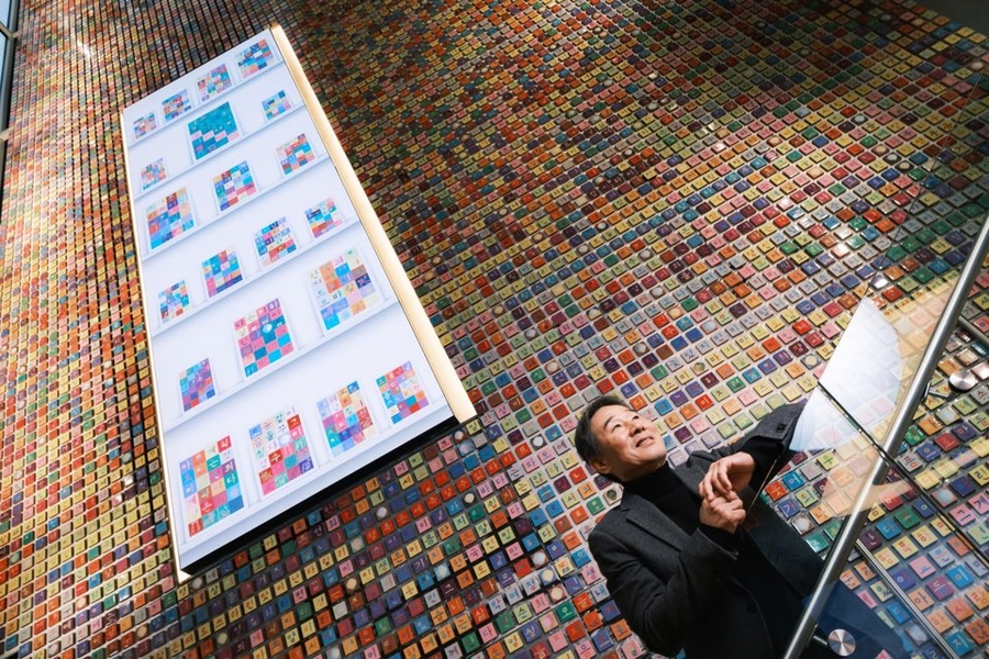 한글벽 앞 난간에 기댄 김천수 원장