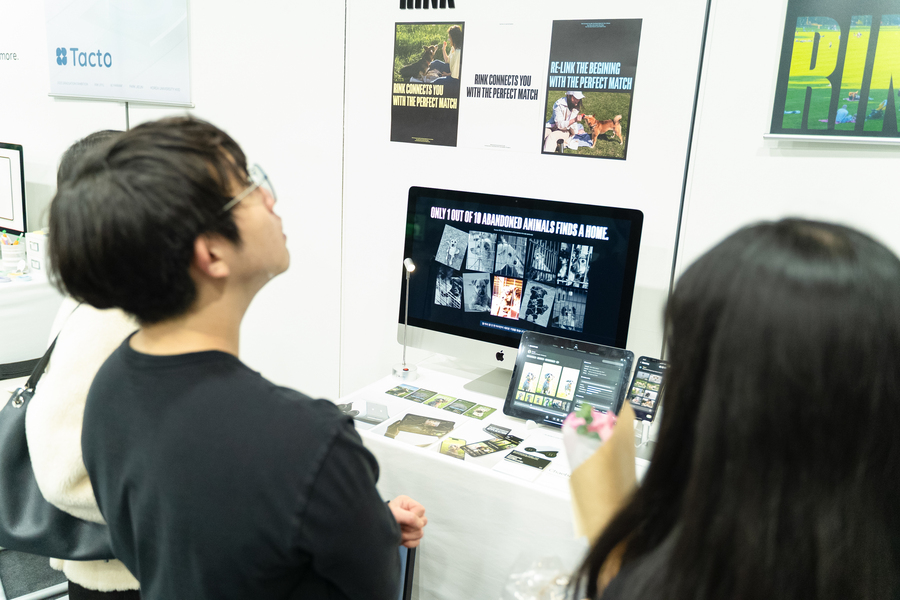 작품을 감상하는 3멷의 관람객