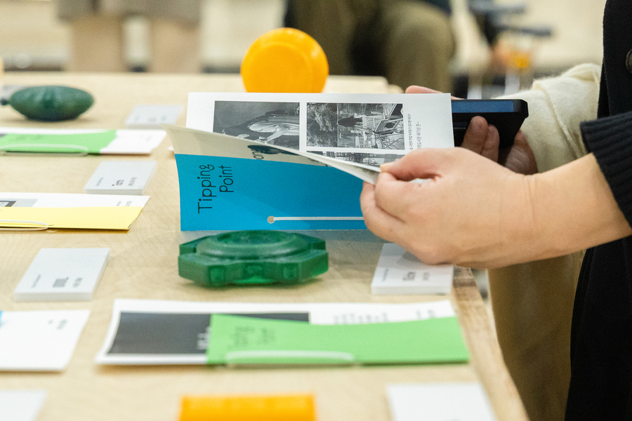 전시 안내서를 펼치는 모습