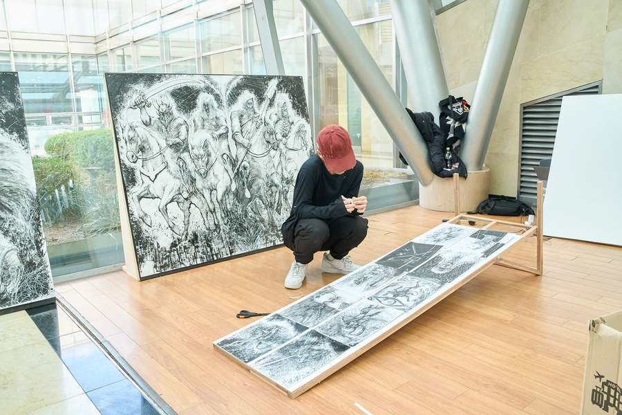 설치 중인 작품을 바라보는 학생