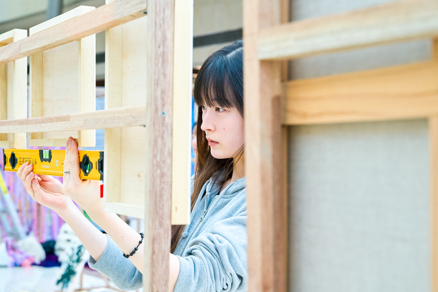 작품 사이 간격을 재는 여학생