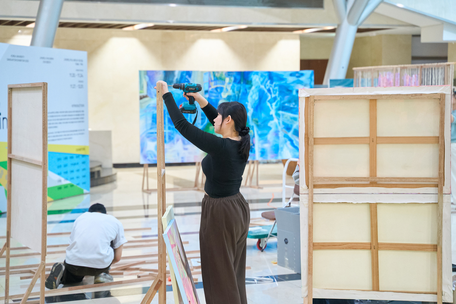 작품을 설치하는 여학생