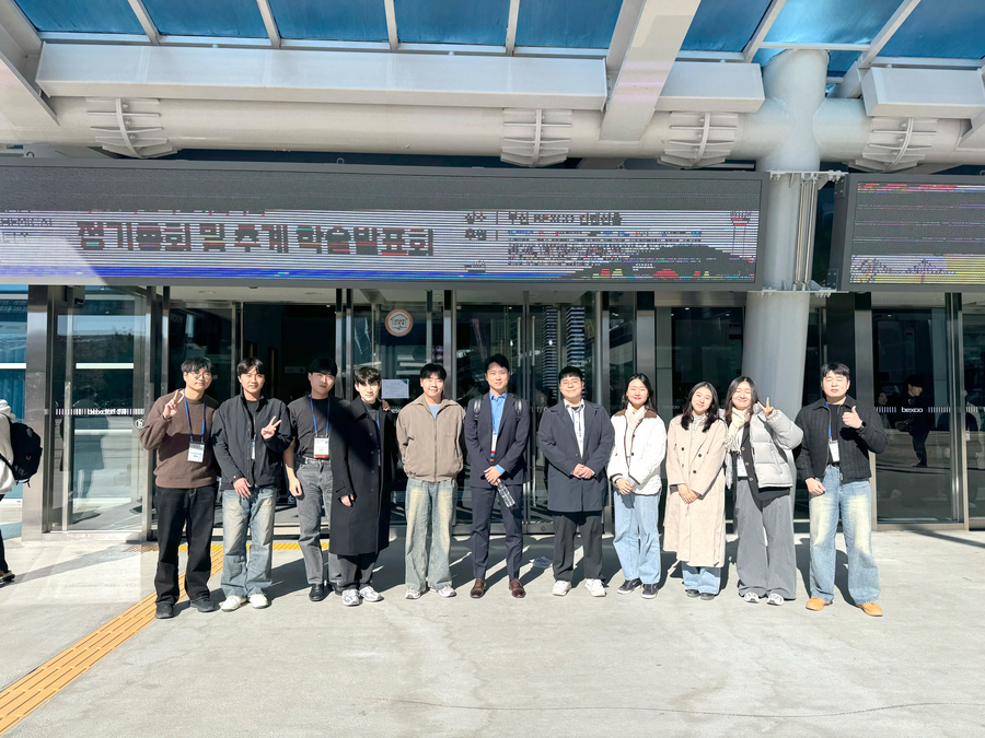 2025년 11월, 한국전기화학회 추계 학술대회 앞 단체 사진