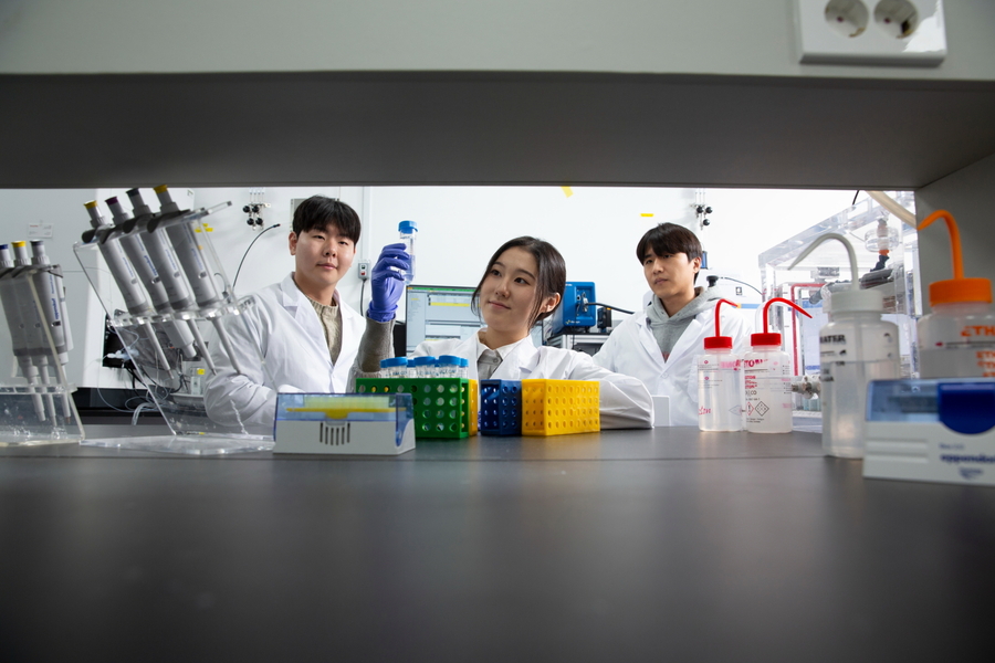 연구에 몰두하는 학생들