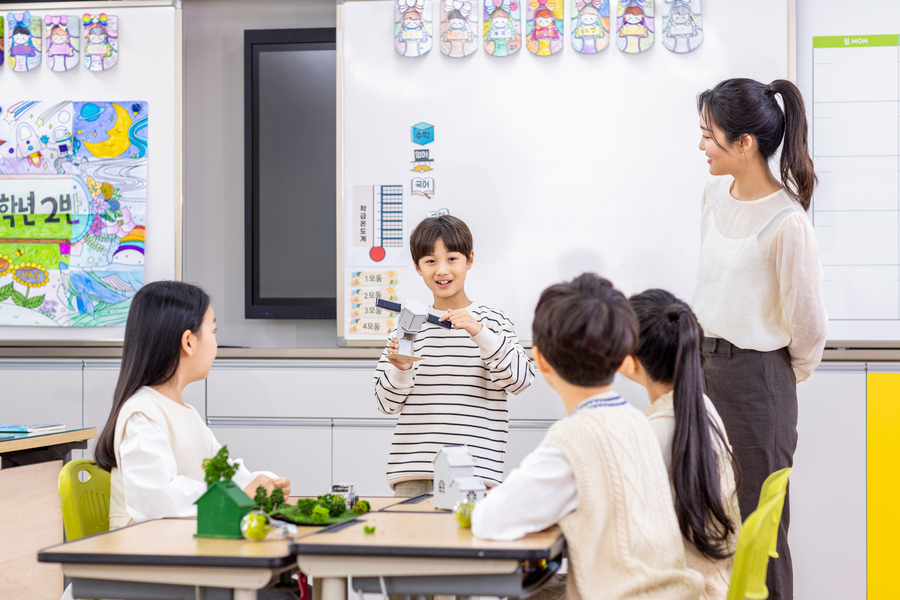 어린이 참여프로그램 진행 중 작품을 설명하는 어린이