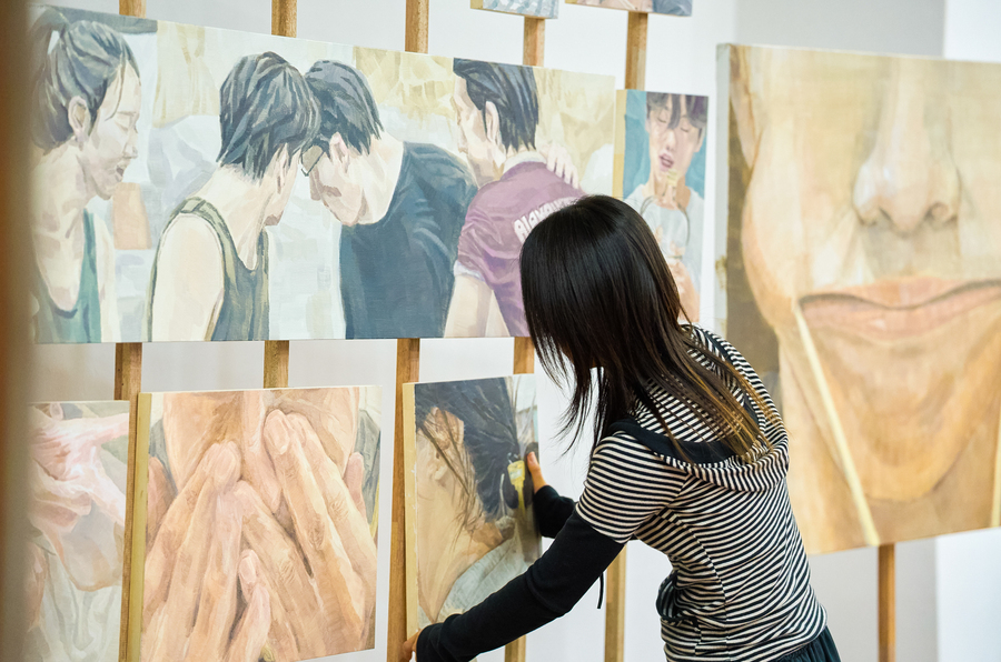 작품을 거치대에 올리는 학생