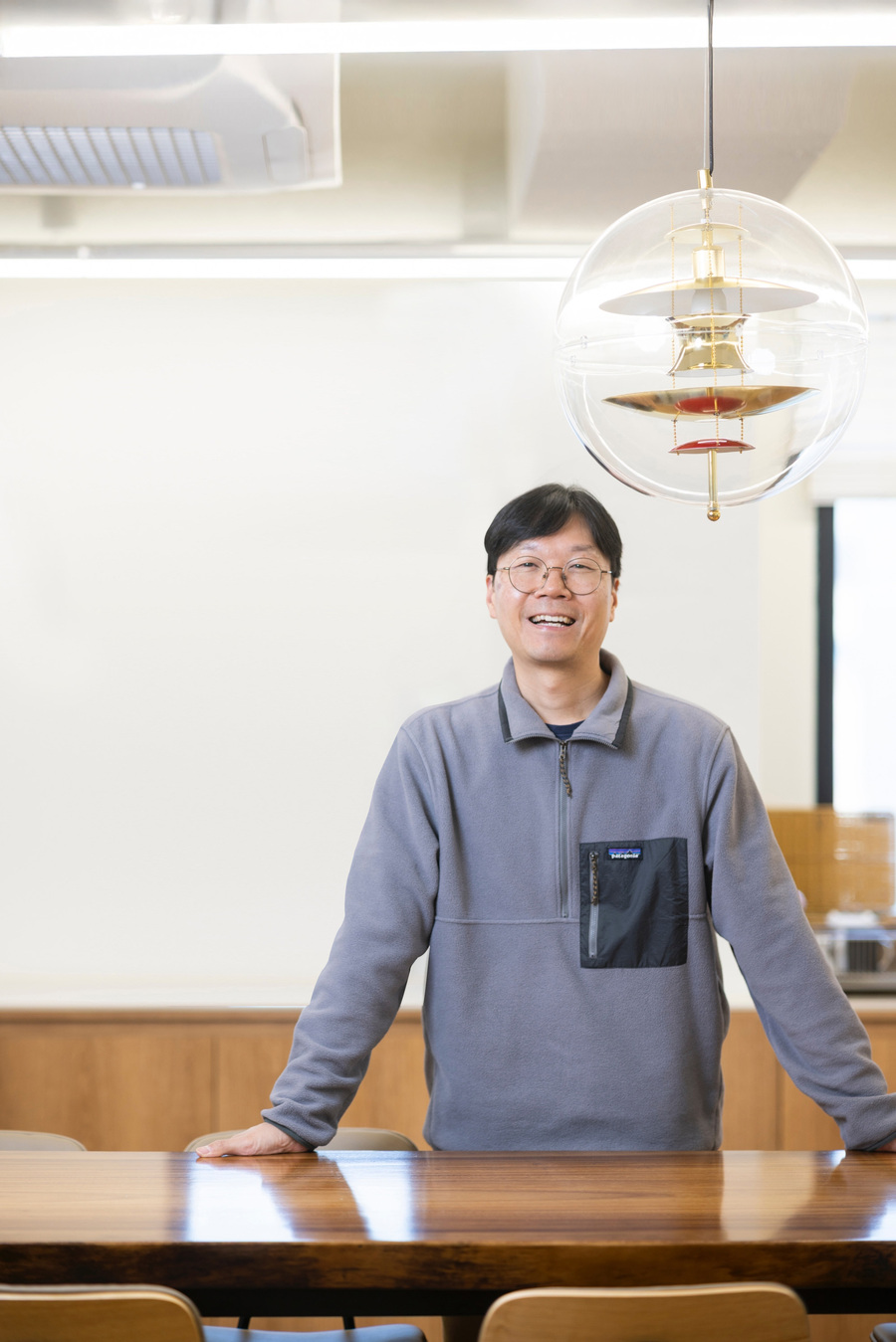 테이블에 기대 서 있는 김정태 대표