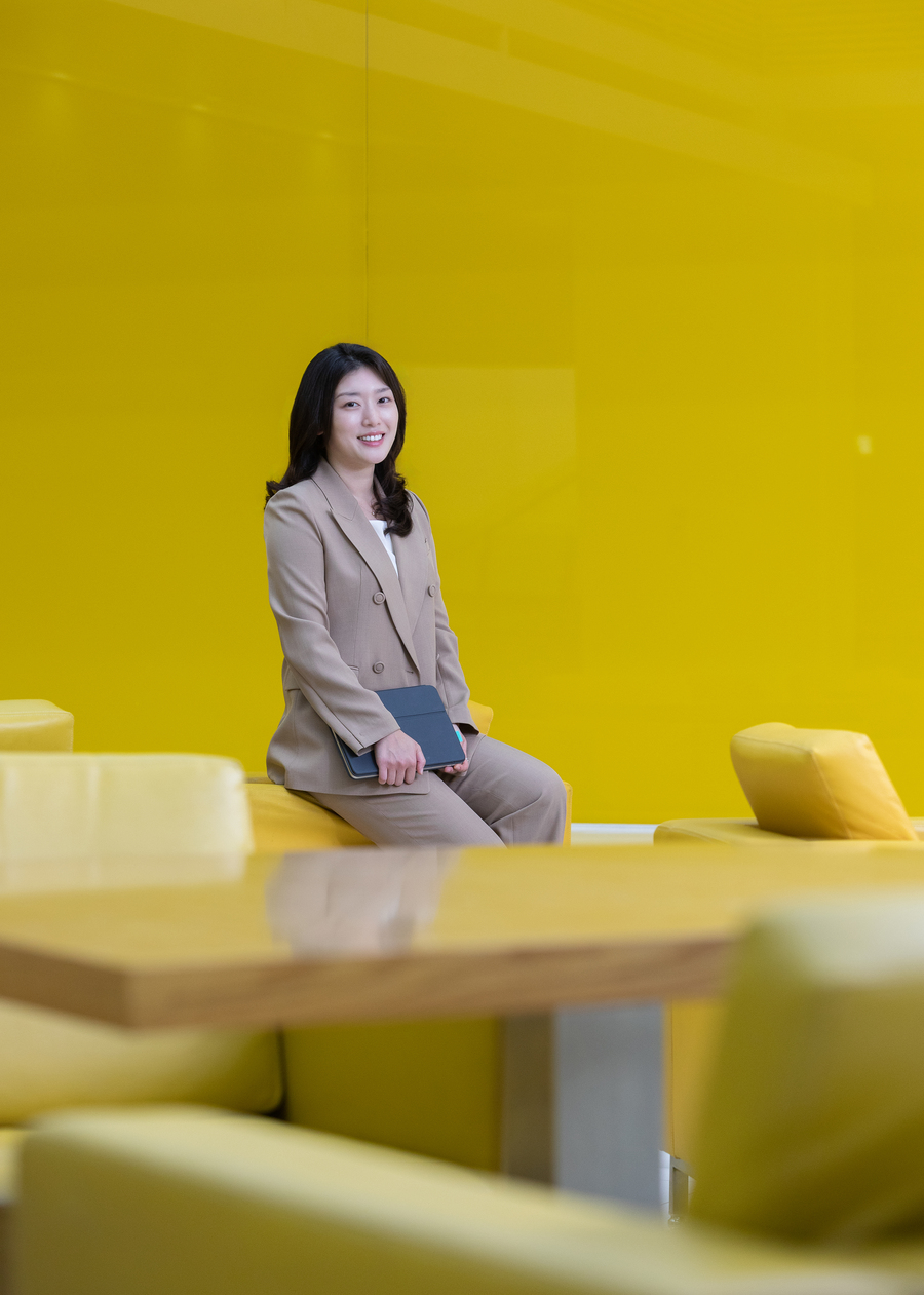 테이블에 걸쳐앉은 정지원 교수