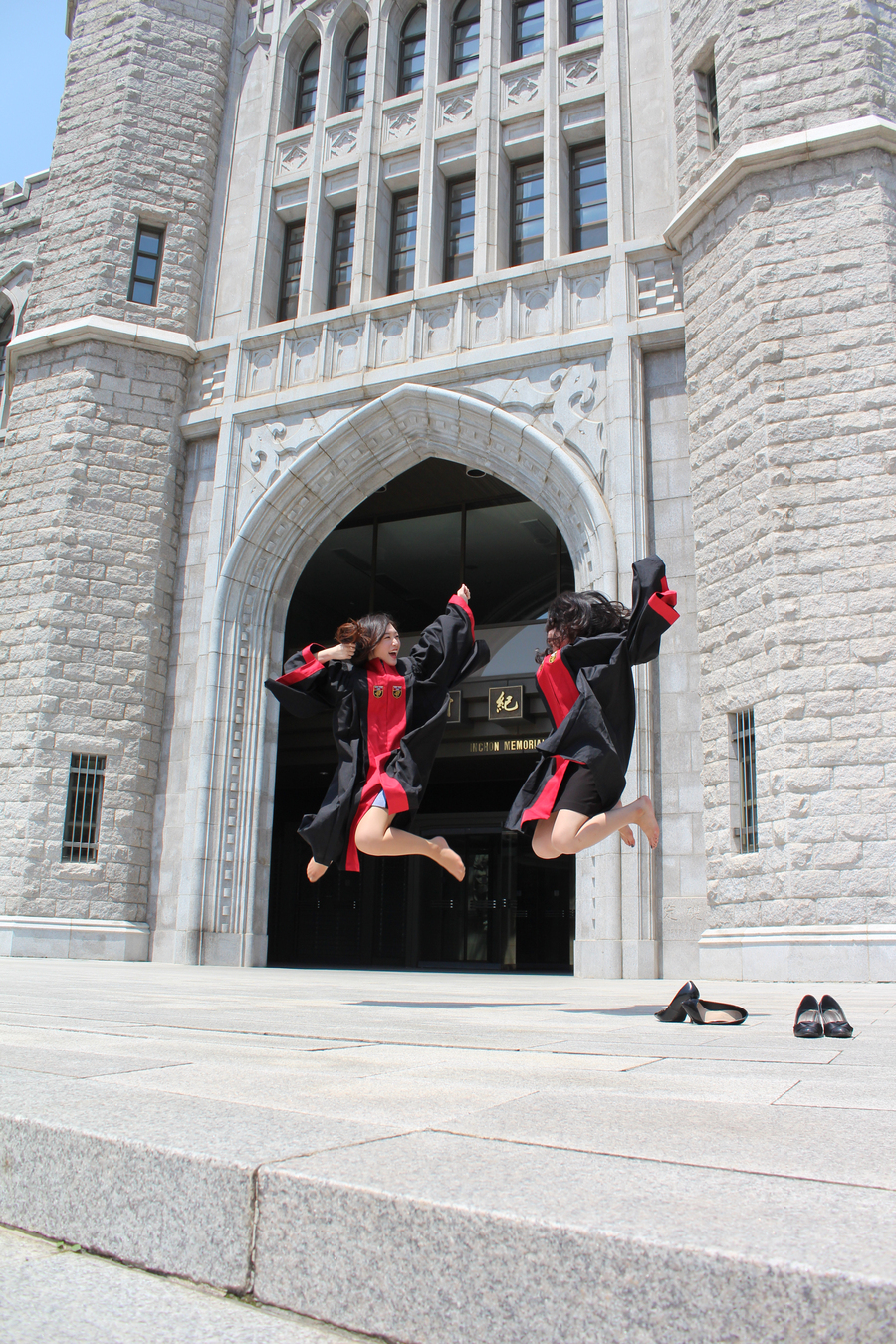 인촌기념관 앞에서 점프하는 모습