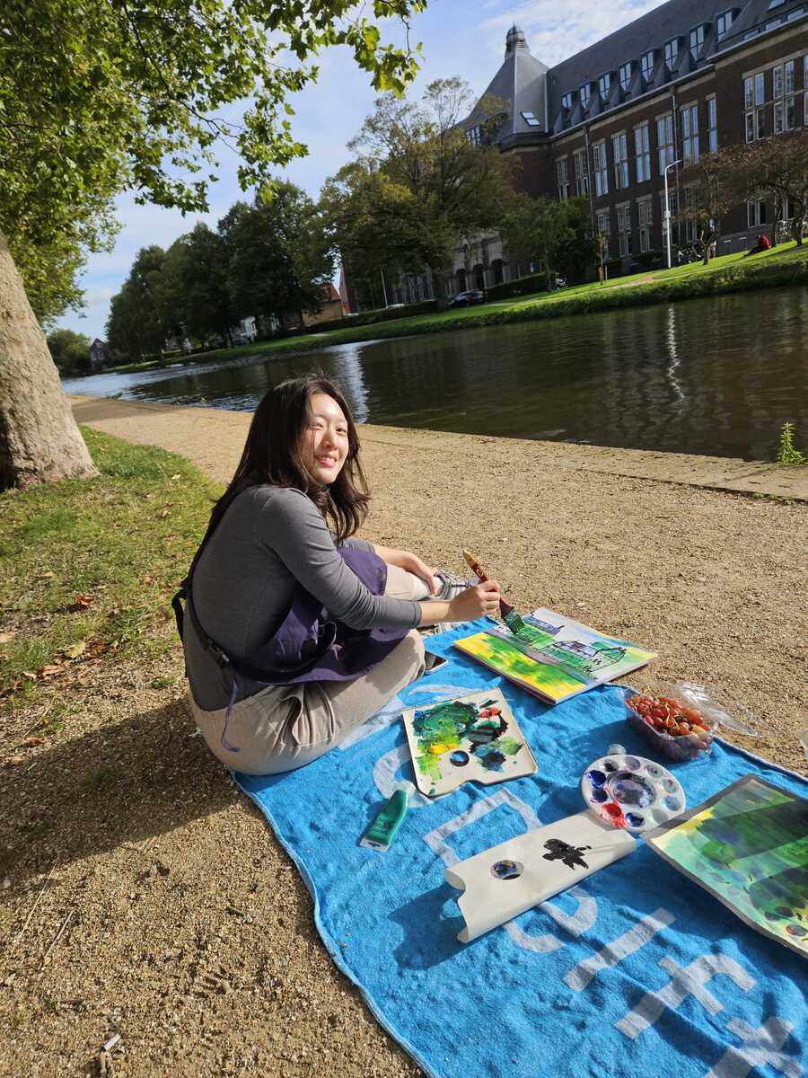 델프트 운하 옆에서 그림 그리는 모습