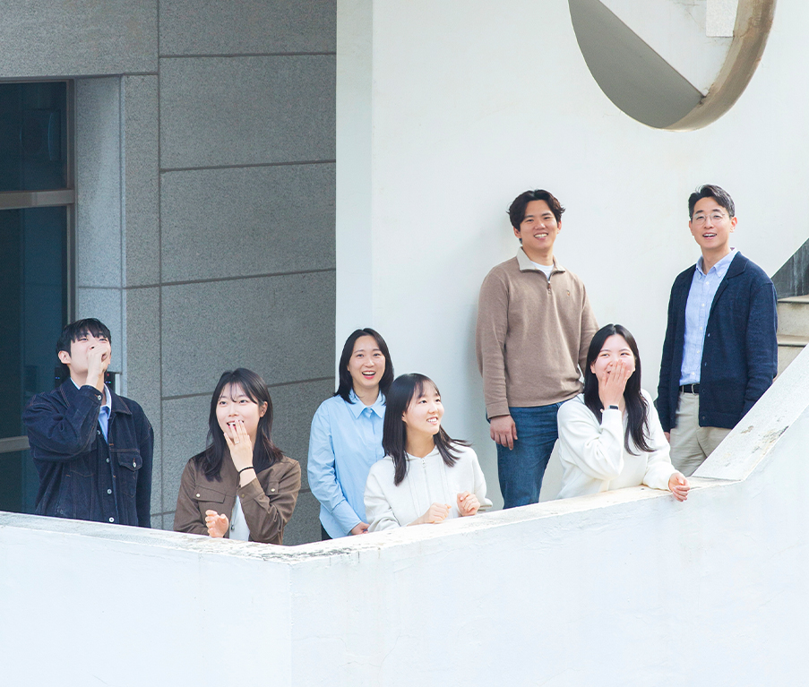 보건정책관리학부 김진호 교수와 연구원들