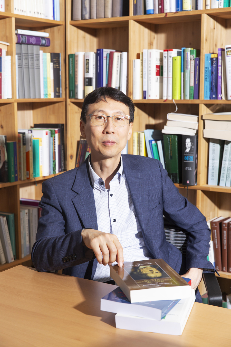 연구실 서재에 앉은 권영우 교수