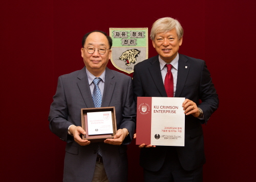 Oh-sub Kwon (left), Chairman and CEO of L&P Cosmetic, and Jaeho Yeom (right), President of KU