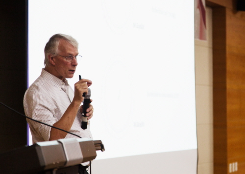 9. Delivering ‘the path to the Nobel Prize’ for those dreaming of becoming future scientists Special Guest Lecture by Professor Richard J. Roberts, Nobel Prize recipient in Physiology or Medicine The Korea University Graduate School, College of Life Sciences and Biotechnology; BK21 PLUS (Brain Korea 21 Program for Leading Universities & Students) Project for Creative Human Resources Development in Life Sciences; BK21 PLUS Project for Biotechnology Institutes; and BK21 PLUS Project for Eco-Leader Development hosted a lecture by Professor Richard John Roberts at 11a.m. on Friday, September 8 in the assembly hall of Hana Square. Professor Roberts received the 1993 Nobel Prize in physiology or medicine, and is a chair professor at Northeastern University, Boston, USA. On this day, Dr. Roberts spent time with the KU students talking about “the path to the Nobel Prize.” During his lecture, Professor Roberts explained his own course of life that led him to receiving the Nobel Prize. While reflecting on his childhood, he recalled that he was full of curiosity and that he loved puzzles, saying: “My parents supported my curiosity and love of puzzles.” He went on to explain that scientific research is much like puzzles. When talking of his experiences at Sheffield University, Professor Roberts told a story of how he, who had an interest in chemistry and who dreamed of becoming a detective who resolves problems, entered into the world of scientific research. He introduced Professor Kazu Kurosawa as his true mentor, through whom he began to dream of becoming a molecular biologist. He told the assembled students that they should read books, listen to lectures, and find what they really want to do in life. He said that once they find what they really want to do in life, they should hold on to it decisively; he also encouraged them not to fear change. Professor Roberts worked at Cold Spring Harbor Laboratory under Dr. J.D. Watson from 1972 to 1992, eventually reaching the position of Assistant Director. He started working on newly discovered Type II restriction enzymes in 1972, and discovered and analyzed more than 100 enzymes over the next few years. Professor Roberts and his research team cloned the genes of various restriction enzymes and other similar methylases, and the study of such enzymes has been the focus of their major research topics. While explaining the process of his own research, Professor Roberts told the students “Don’t be afraid of failure.” Although many students are afraid of failure, he opined that failing only means that ‘nature is trying to tell us something’ and that in itself is a great learning. Professor Roberts received the Nobel Prize in physiology or medicine in 1993, but he said that he never conducted research to receive the prize. He was only researching day and night on something that he was passionate about and it eventually led to the prize. He reiterated that, just as he has done, students should also find something that they are interested in and that they can engage in passionately. Towards the end of the lecture, Professor Roberts talked about ‘the importance of luck’ and said that many people often ignore the importance of luck; however, according to Dr. Roberts, when luck happens, one should make use of it without feeling guilty. He introduced six major events that occurred in his life, and said that meeting Professor Kazu Kurosawa and choosing Harvard were the lucky choices that he had made. Lastly, Professor Roberts thanked those who had helped him to deliver his lecture at KU. In the following Q&A session, students asked questions regarding ‘the fourth industrial revolution,’ ‘GMOs,’ and ‘the field of research,’ to which Professor Roberts responded to passionately.