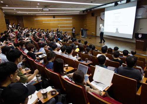  9. Delivering ‘the path to the Nobel Prize’ for those dreaming of becoming future scientists Special Guest Lecture by Professor Richard J. Roberts, Nobel Prize recipient in Physiology or Medicine  The Korea University Graduate School, College of Life Sciences and Biotechnology; BK21 PLUS (Brain Korea 21 Program for Leading Universities & Students) Project for Creative Human Resources Development in Life Sciences; BK21 PLUS Project for Biotechnology Institutes; and BK21 PLUS Project for Eco-Leader Development hosted a lecture by Professor Richard John Roberts at 11a.m. on Friday, September 8 in the assembly hall of Hana Square. Professor Roberts received the 1993 Nobel Prize in physiology or medicine, and is a chair professor at Northeastern University, Boston, USA. On this day, Dr. Roberts spent time with the KU students talking about “the path to the Nobel Prize.”  During his lecture, Professor Roberts explained his own course of life that led him to receiving the Nobel Prize. While reflecting on his childhood, he recalled that he was full of curiosity and that he loved puzzles, saying: “My parents supported my curiosity and love of puzzles.” He went on to explain that scientific research is much like puzzles.   When talking of his experiences at Sheffield University, Professor Roberts told a story of how he, who had an interest in chemistry and who dreamed of becoming a detective who resolves problems, entered into the world of scientific research. He introduced Professor Kazu Kurosawa as his true mentor, through whom he began to dream of becoming a molecular biologist. He told the assembled students that they should read books, listen to lectures, and find what they really want to do in life. He said that once they find what they really want to do in life, they should hold on to it decisively; he also encouraged them not to fear change.   Professor Roberts worked at Cold Spring Harbor Laboratory under Dr. J.D. Watson from 1972 to 1992, eventually reaching the position of Assistant Director. He started working on newly discovered Type II restriction enzymes in 1972, and discovered and analyzed more than 100 enzymes over the next few years. Professor Roberts and his research team cloned the genes of various restriction enzymes and other similar methylases, and the study of such enzymes has been the focus of their major research topics.   While explaining the process of his own research, Professor Roberts told the students “Don’t be afraid of failure.” Although many students are afraid of failure, he opined that failing only means that ‘nature is trying to tell us something’ and that in itself is a great learning. Professor Roberts received the Nobel Prize in physiology or medicine in 1993, but he said that he never conducted research to receive the prize. He was only researching day and night on something that he was passionate about and it eventually led to the prize. He reiterated that, just as he has done, students should also find something that they are interested in and that they can engage in passionately.   Towards the end of the lecture, Professor Roberts talked about ‘the importance of luck’ and said that many people often ignore the importance of luck; however, according to Dr. Roberts, when luck happens, one should make use of it without feeling guilty. He introduced six major events that occurred in his life, and said that meeting Professor Kazu Kurosawa and choosing Harvard were the lucky choices that he had made.   Lastly, Professor Roberts thanked those who had helped him to deliver his lecture at KU. In the following Q&A session, students asked questions regarding ‘the fourth industrial revolution,’ ‘GMOs,’ and ‘the field of research,’ to which Professor Roberts responded to passionately.   