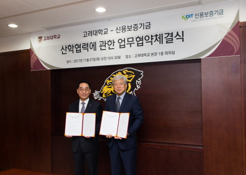 Rok Whang (left), KODIT Chairman and CEO and Jaeho Yeom (right), KU President after signing the MoU