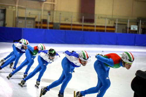 이탈리아 대표팀 쇼트트랙 선수들이 고려대 아이스링크에서 훈련중이다