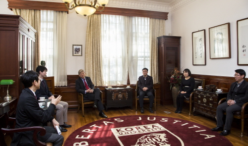 염재호 총장이 특별공로상 수상자들과 간담을 나누고 있다.