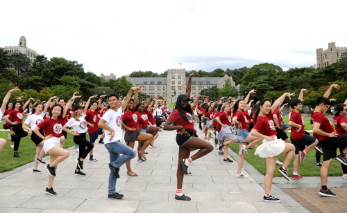 2018 ISC 참가 학생들의 K-pop 플래시몹이 열린 중앙광장
