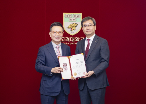 박해창(주)티알티 대표이사(왼쪽, 정진택 총장(오른쪽)