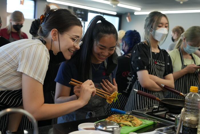 국제하계대학(ISC) 외국인 학생의 한식 체험 행사