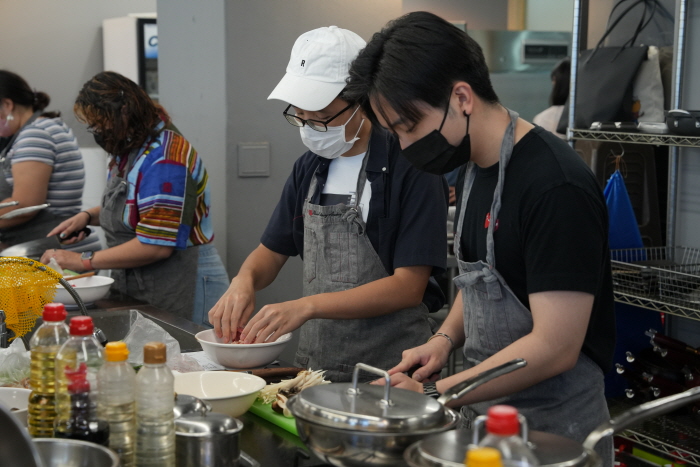 국제하계대학(ISC) 외국인 학생의 한식 체험 행사